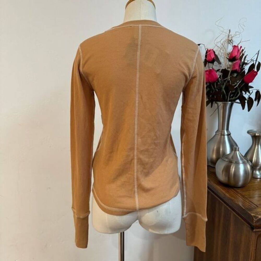 The North Face | Women's Sunpeak Waffle Knit Top w/Thumbholes - Almond Butter, M - Picture 7 of 13
